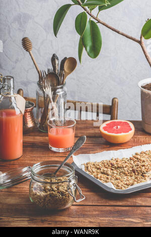 Gebackenes Müsli zum Frühstück mit Saft aus Pampelmusen oder Grapefruits Stockfoto