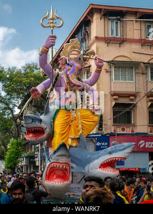 18 Aug 2019 Indischen devotees tragen ein großes Idol der Elefant vorangegangen Hindu Gott Lord Ganesha in chinchpokali Maharachtra Lalbag Mumbai, Indien Stockfoto