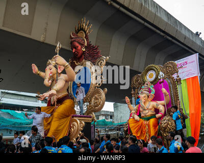 18 Aug 2019 Indischen devotees tragen ein großes Idol der Elefant vorangegangen Hindu Gott Lord Ganesha in chinchpokali Maharachtra Lalbag Mumbai, Indien Stockfoto