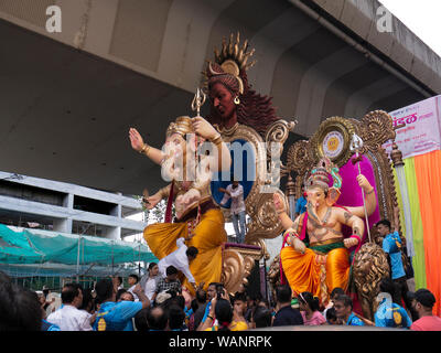 18 Aug 2019 Indischen devotees tragen ein großes Idol der Elefant vorangegangen Hindu Gott Lord Ganesha in chinchpokali Maharachtra Lalbag Mumbai, Indien Stockfoto