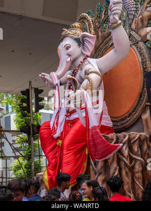 18 Aug 2019 Indischen devotees tragen ein großes Idol der Elefant vorangegangen Hindu Gott Lord Ganesha in chinchpokali Maharachtra Lalbag Mumbai, Indien Stockfoto