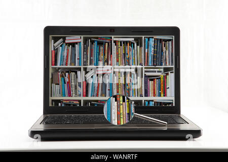 E-Learning-Bildung und Internet-Bibliothek mit Lupe isoliert auf weißem Hintergrund Stockfoto