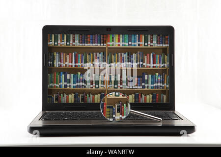 E-Learning-Bildung und Internet-Bibliothek mit Lupe isoliert auf weißem Hintergrund Stockfoto