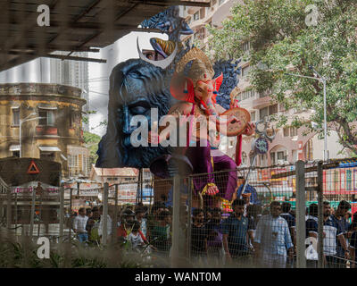 18 Aug 2019 Indischen devotees tragen ein großes Idol der Elefant vorangegangen Hindu Gott Lord Ganesha in chinchpokali Maharachtra Lalbag Mumbai, Indien Stockfoto