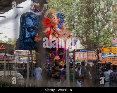 18 Aug 2019 Indischen devotees tragen ein großes Idol der Elefant vorangegangen Hindu Gott Lord Ganesha in chinchpokali Maharachtra Lalbag Mumbai, Indien Stockfoto