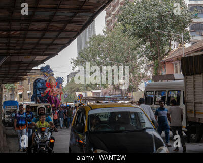 18 Aug 2019 Indischen devotees tragen ein großes Idol der Elefant vorangegangen Hindu Gott Lord Ganesha in chinchpokali Maharachtra Lalbag Mumbai, Indien Stockfoto