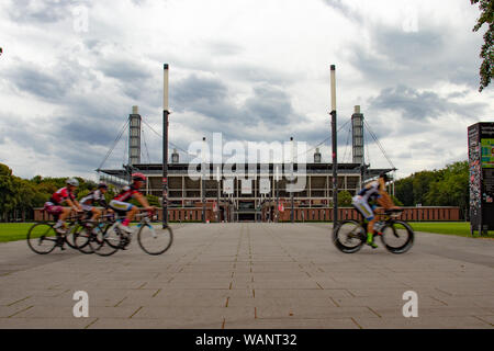 Race Bikes vor der Rheinenergie Stadion, Fußball Stadion Köln Stockfoto