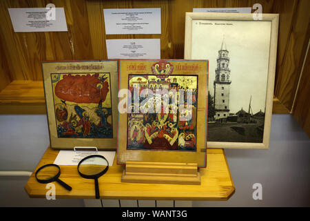 Nevyansk Symbole auf dem Display in der nevyansk Symbol Museum (Nevyanskaya Ikona) in Jekaterinburg, Russland. Den schiefen Turm in der Stadt Nevyansk ist in der alten Foto auf der rechten Seite dargestellt. Stockfoto