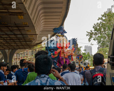 18 Aug 2019 Indischen devotees tragen ein großes Idol der Elefant vorangegangen Hindu Gott Lord Ganesha in chinchpokali Maharachtra Lalbag Mumbai, Indien Stockfoto