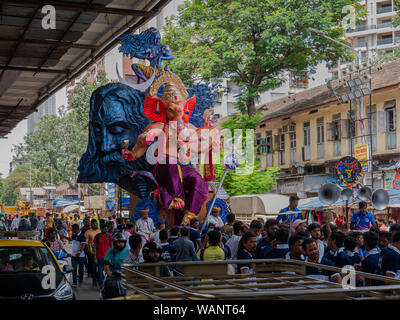 18 Aug 2019 Indischen devotees tragen ein großes Idol der Elefant vorangegangen Hindu Gott Lord Ganesha in chinchpokali Maharachtra Lalbag Mumbai, Indien Stockfoto