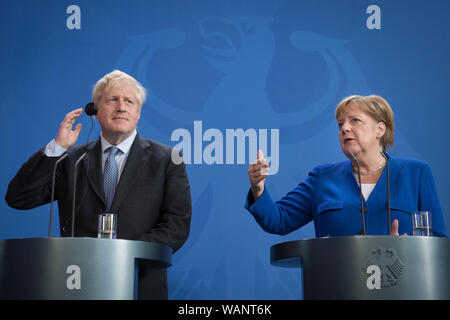 Premierminister Boris Johnson hält eine gemeinsame Pressekonferenz mit der deutschen Bundeskanzlerin Angela Merkel in Berlin, vor Gesprächen, um zu versuchen, die Brexit Stillstand zu überwinden. Stockfoto