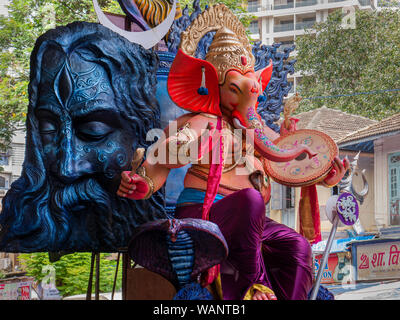 18 Aug 2019 Indischen devotees tragen ein großes Idol der Elefant vorangegangen Hindu Gott Lord Ganesha in chinchpokali Maharachtra Lalbag Mumbai, Indien Stockfoto