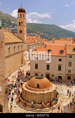 Der Onofrio-brunnen und der Beginn der Stradun Hauptstraße in der Altstadt von Dubrovnik an der Dalmatinischen Küste Kroatiens. Stockfoto
