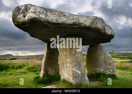 Lanyon Quoit dolmen neolithische Grab zwischen Carn Galver Hügel und Greenburrow Motor Haus Zinnmine Ruinen in Cornwall, England bei Sonnenuntergang Stockfoto