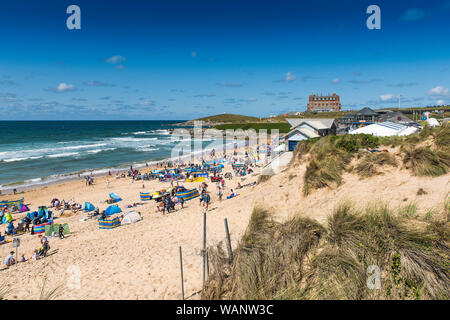 Urlauber auf einem Aufenthalt Urlaub an einem sonnigen Fistral Beach in Newquay in Cornwall. Stockfoto