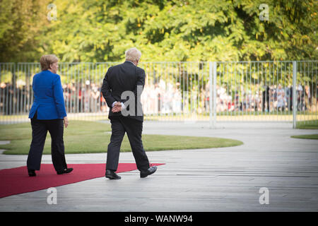 Premierminister Boris Johnson geht mit Bundeskanzlerin Angela Merkel in Berlin, als er vor den Gesprächen kommt, um zu versuchen, die Brexit Stillstand zu überwinden. Stockfoto
