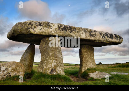 Lanyon Quoit dolmen neolithische Grab mit drei megalithischen Beine und 12 Tonnen Tabelle Capstone in Cornwall, England bei Sonnenuntergang Stockfoto