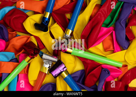 Geburtstag Pfeifen und bunten Ballons deflationiert. Farbenfrohe Geburtstagsfeier pfeift und gemischte Farbe deflationiert Luftballons. Nahaufnahme, flach. P Stockfoto