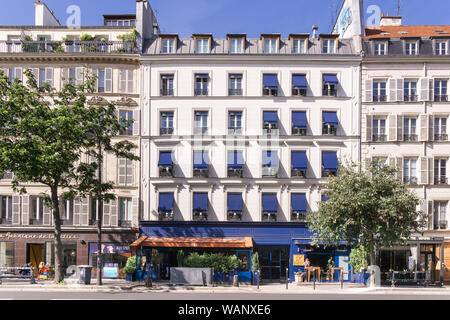 Paris Street - Gebäude mit blauen Fensterläden, Boulevard Beaumarchais in Paris an einem Sonntag Morgen. Frankreich, Europa. Stockfoto