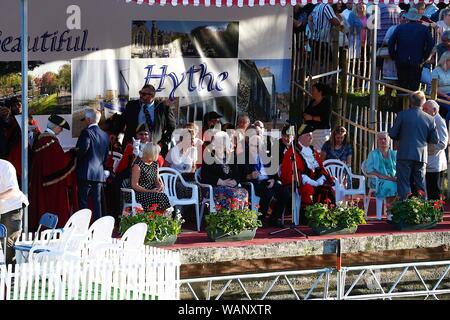 Hythe, Kent, UK. 21 Aug, 2019. Eine Extravaganz von geschmückten Wagen, live Musik, Unterhaltung und Feuerwerk am Abend. Die hythe Venezianischen Fete ist auf der Royal Military Canal in der Nähe von Hythe jedes zweite Jahr statt am dritten Mittwoch im August. Die Fete selbst stammt aus dem Jahre 1890, wenn die Gründer der Hythe Reporter, Edward Palmer schlug eine Parade der beleuchteten Boote am Kanal entlang. Der Bürgermeister von Hythe mit den anderen 13 Bürgermeister der Konföderation der Cinque Ports beginnen, Ihre Plätze für diese Abende Veranstaltungen teilzunehmen. © Paul Lawrenson 2019, Foto: Paul Lawrenson/Alamy leben Nachrichten Stockfoto