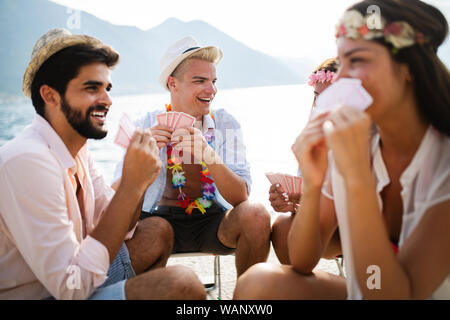 Gruppe der glücklichen Freunde Karren spielen und Spaß dabei haben Stockfoto