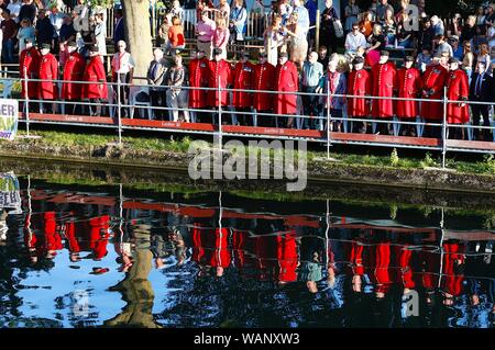 Hythe, Kent, UK. 21 Aug, 2019. Eine Extravaganz von geschmückten Wagen, live Musik, Unterhaltung und Feuerwerk am Abend. Die hythe Venezianischen Fete ist auf der Royal Military Canal in der Nähe von Hythe jedes zweite Jahr statt am dritten Mittwoch im August. Die Fete selbst stammt aus dem Jahre 1890, wenn die Gründer der Hythe Reporter, Edward Palmer schlug eine Parade der beleuchteten Boote am Kanal entlang. Chelsea Rentner stand Beachtung wie die Königinnen Hymne spielt. © Paul Lawrenson 2019, Foto: Paul Lawrenson/Alamy leben Nachrichten Stockfoto