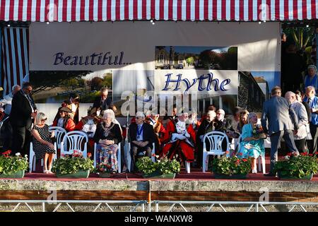 Hythe, Kent, UK. 21 Aug, 2019. Eine Extravaganz von geschmückten Wagen, live Musik, Unterhaltung und Feuerwerk am Abend. Die hythe Venezianischen Fete ist auf der Royal Military Canal in der Nähe von Hythe jedes zweite Jahr statt am dritten Mittwoch im August. Die Fete selbst stammt aus dem Jahre 1890, wenn die Gründer der Hythe Reporter, Edward Palmer schlug eine Parade der beleuchteten Boote am Kanal entlang. Der Bürgermeister von Hythe mit den anderen 13 Bürgermeister der Konföderation der Cinque Ports beginnen, Ihre Plätze für diese Abende Veranstaltungen teilzunehmen. © Paul Lawrenson 2019, Foto: Paul Lawrenson/Alamy leben Nachrichten Stockfoto