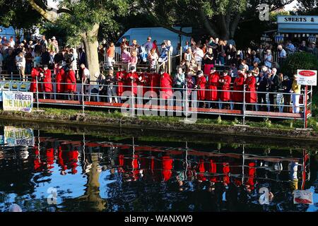 Hythe, Kent, UK. 21 Aug, 2019. Eine Extravaganz von geschmückten Wagen, live Musik, Unterhaltung und Feuerwerk am Abend. Die hythe Venezianischen Fete ist auf der Royal Military Canal in der Nähe von Hythe jedes zweite Jahr statt am dritten Mittwoch im August. Die Fete selbst stammt aus dem Jahre 1890, wenn die Gründer der Hythe Reporter, Edward Palmer schlug eine Parade der beleuchteten Boote am Kanal entlang. Chelsea Rentner stand Beachtung wie die Königinnen Hymne spielt. © Paul Lawrenson 2019, Foto: Paul Lawrenson/Alamy leben Nachrichten Stockfoto