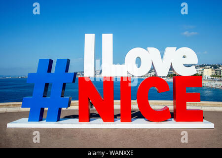 Hashtag Ich liebe schöne Schild mit dem Blick auf Englisch Promenade in Nizza Frankreich Europa. Stockfoto