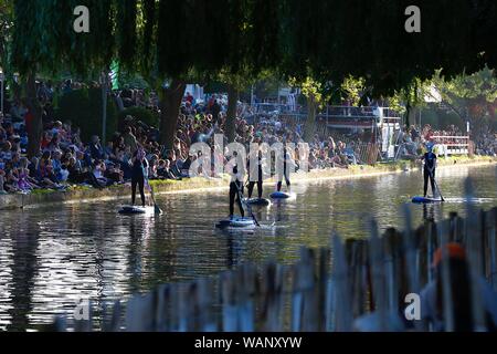 Hythe, Kent, UK. 21 Aug, 2019. Eine Extravaganz von geschmückten Wagen, live Musik, Unterhaltung und Feuerwerk am Abend. Die hythe Venezianischen Fete ist auf der Royal Military Canal in der Nähe von Hythe jedes zweite Jahr statt am dritten Mittwoch im August. Die Fete selbst stammt aus dem Jahre 1890, wenn die Gründer der Hythe Reporter, Edward Palmer schlug eine Parade der beleuchteten Boote am Kanal entlang. Paddel Boarder paddle Board den Kanal vor Tausenden von Menschen. © Paul Lawrenson 2019, Foto: Paul Lawrenson/Alamy leben Nachrichten Stockfoto