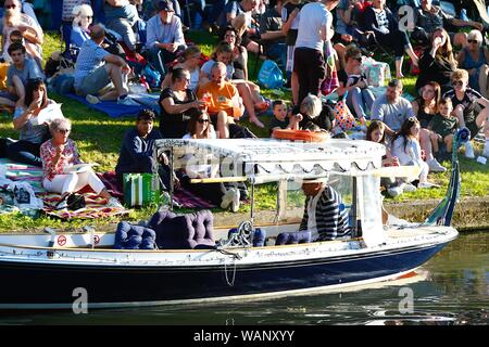 Hythe, Kent, UK. 21 Aug, 2019. Eine Extravaganz von geschmückten Wagen, live Musik, Unterhaltung und Feuerwerk am Abend. Die hythe Venezianischen Fete ist auf der Royal Military Canal in der Nähe von Hythe jedes zweite Jahr statt am dritten Mittwoch im August. Die Fete selbst stammt aus dem Jahre 1890, wenn die Gründer der Hythe Reporter, Edward Palmer schlug eine Parade der beleuchteten Boote am Kanal entlang. © Paul Lawrenson 2019, Foto: Paul Lawrenson/Alamy leben Nachrichten Stockfoto