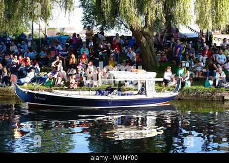 Hythe, Kent, UK. 21 Aug, 2019. Eine Extravaganz von geschmückten Wagen, live Musik, Unterhaltung und Feuerwerk am Abend. Die hythe Venezianischen Fete ist auf der Royal Military Canal in der Nähe von Hythe jedes zweite Jahr statt am dritten Mittwoch im August. Die Fete selbst stammt aus dem Jahre 1890, wenn die Gründer der Hythe Reporter, Edward Palmer schlug eine Parade der beleuchteten Boote am Kanal entlang. © Paul Lawrenson 2019, Foto: Paul Lawrenson/Alamy leben Nachrichten Stockfoto