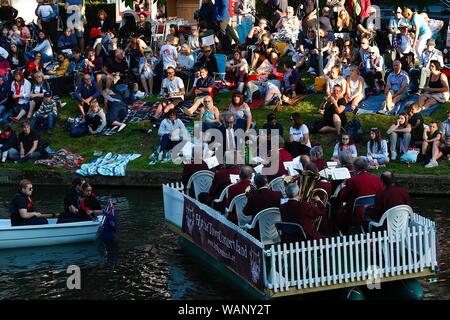 Hythe, Kent, UK. 21 Aug, 2019. Eine Extravaganz von geschmückten Wagen, live Musik, Unterhaltung und Feuerwerk am Abend. Die hythe Venezianischen Fete ist auf der Royal Military Canal in der Nähe von Hythe jedes zweite Jahr statt am dritten Mittwoch im August. Die Fete selbst stammt aus dem Jahre 1890, wenn die Gründer der Hythe Reporter, Edward Palmer schlug eine Parade der beleuchteten Boote am Kanal entlang. © Paul Lawrenson 2019, Foto: Paul Lawrenson/Alamy leben Nachrichten Stockfoto