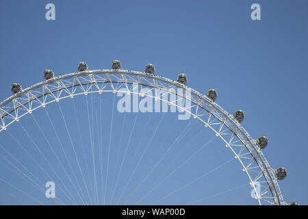 Teile von London Eye Riesenrad, blauer Himmel Stockfoto