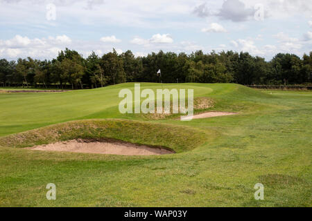 Golf Putting Green auf der Heide Golf Kurs in West Yorkshire mit greenside Bunkern Stockfoto