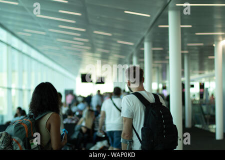 Paar warten am Gate am Flughafen Stansted Stockfoto