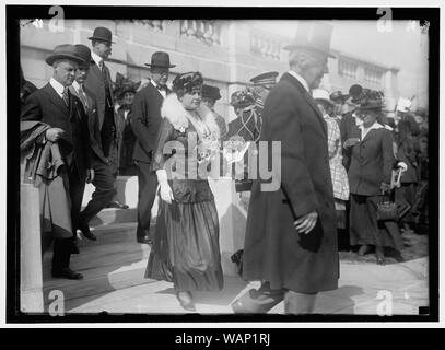 DAUGHTERS OF AMERICAN REVOLUTION. PRESIDENT AND MRS. WILSON, COL. HARTS AND OTHERS LEAVING D.A.R. HALL BY SIDE ENTRANCES Stockfoto