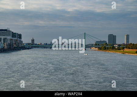 Rhein und Severinsbrücke, linke Seite Kran Häuser, Kranhaeuser, Blick von der South Bridge Stockfoto