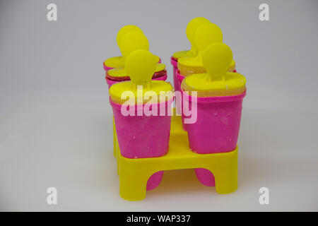 Gefrorenen Saft in Form von Eis in Formen auf weißem Hintergrund Stockfoto