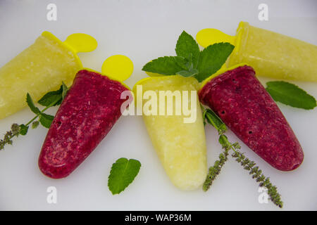 Gefrorenen Saft in Form von Eis auf weißem Hintergrund Stockfoto