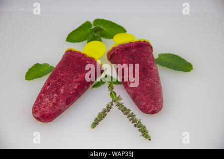 Gefrorenen Saft in Form von Eis auf weißem Hintergrund Stockfoto