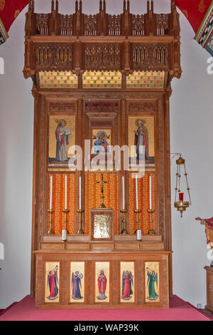 Kirche Unserer Lieben Frau der Immerwährenden Hilfe CHAPELTOWN KNOCKANDHU Moray in Schottland Innenraum kunstvolle Holz- Bildschirm mit Gemälde hinter dem Altar Stockfoto