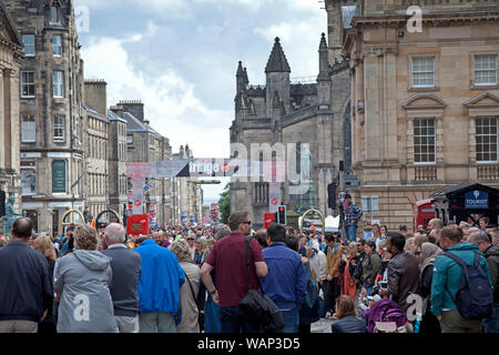 Edinburgh Fringe Festival, Royal Mile, Schottland, Großbritannien. 21. August 2019. Menschenmassen beobachten Street Performer am Lawnmarket. Stockfoto