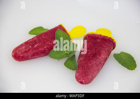 Gefrorenen Saft in Form von Eis auf weißem Hintergrund Stockfoto