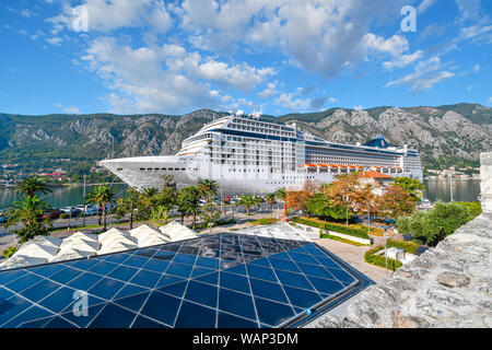 Eine massive Kreuzfahrthafen im Hafen am Mittelmeer Adria Hafen der Bucht von Kotor, Montenegro. Stockfoto