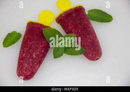 Gefrorenen Saft in Form von Eis auf weißem Hintergrund Stockfoto