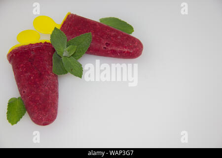 Gefrorenen Saft in Form von Eis auf weißem Hintergrund Stockfoto