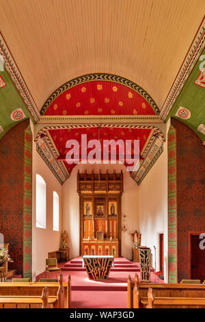 Kirche Unserer Lieben Frau der Immerwährenden Hilfe CHAPELTOWN KNOCKANDHU Moray in Schottland Innenraum mit Blick auf die SONNENBESCHIENENEN ALTAR AUS DEN KIRCHENBÄNKEN Stockfoto