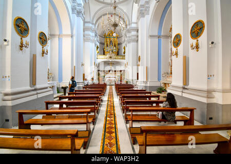 Innenraum Mittelschiff, Bänke und der Altar der barocken Kloster des hl. Agostino in der antiken Stadt Matera, Italien, in der Region Basilicata Stockfoto