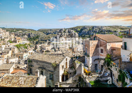 Die imposante Madonna de Idris rock Kirche erhebt sich über das mittelalterliche Dorf von Matera, Italien, mit den antiken Sassi Höhlen sichtbar über dem Canyon Stockfoto